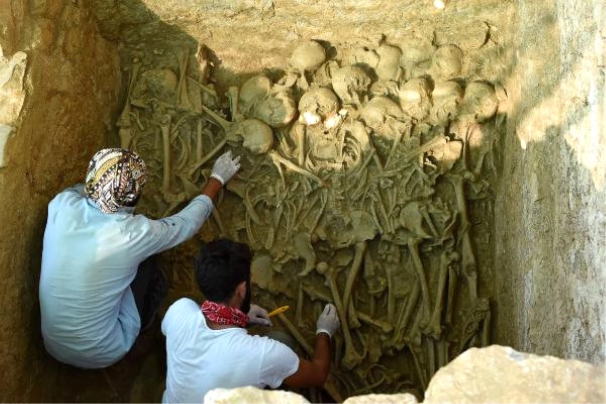 Çanakkale\'deki 2 Bin Yıllık Oda Mezardan Kazdıkça İskelet Çıktı