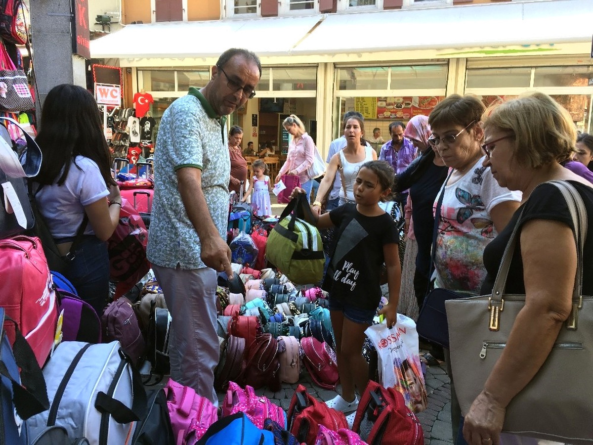 Aileleri ve Çocukları Okul Alışverişi Telaşı Sardı