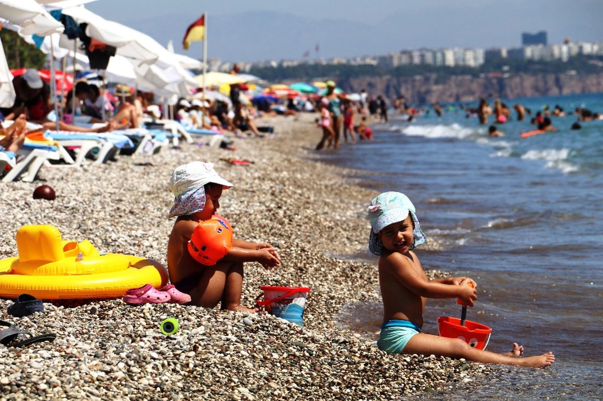 Antalya\'da Yaz Devam Ediyor