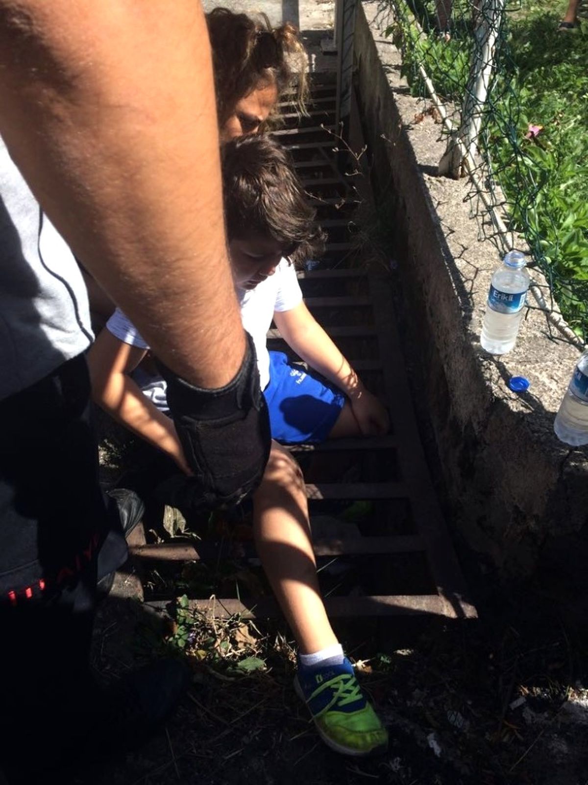 Bacağı Mazgala Sıkışan Çocuğu İtfaiye Kurtardı