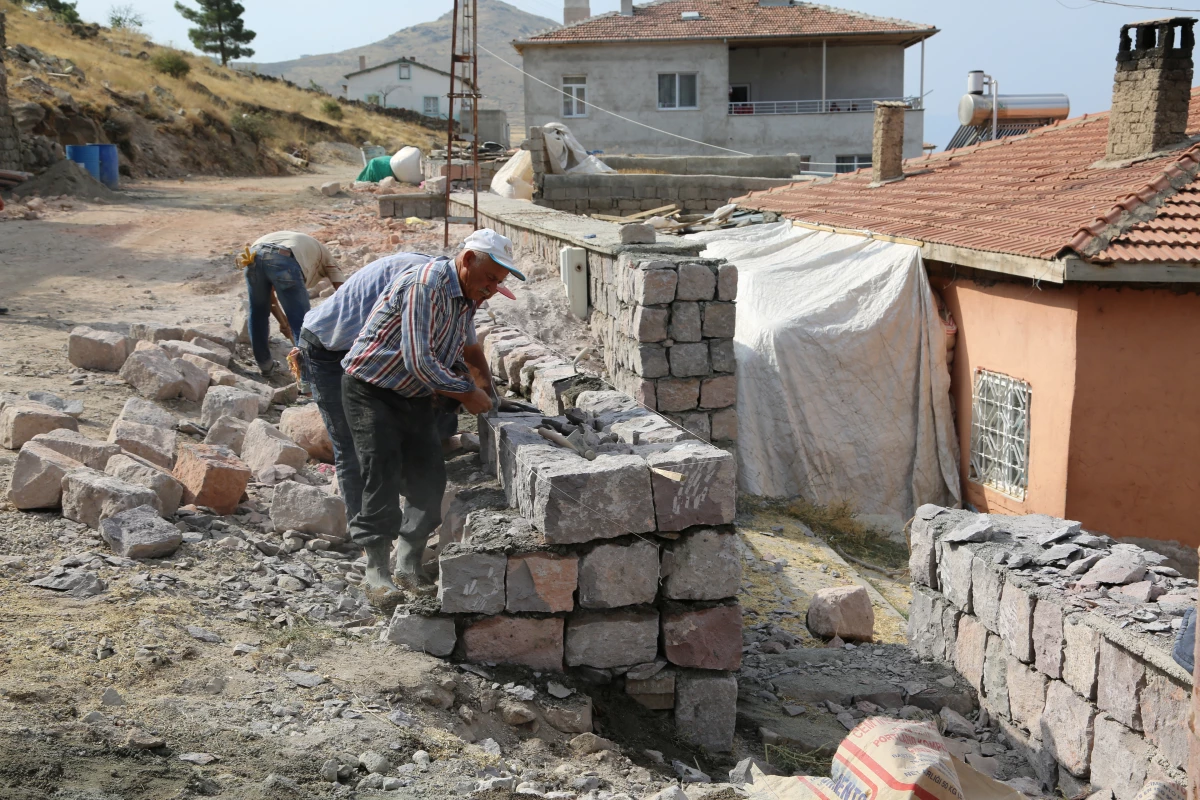 Bahçebaşı Mahallesinde İstinat Duvarı Çalışması 