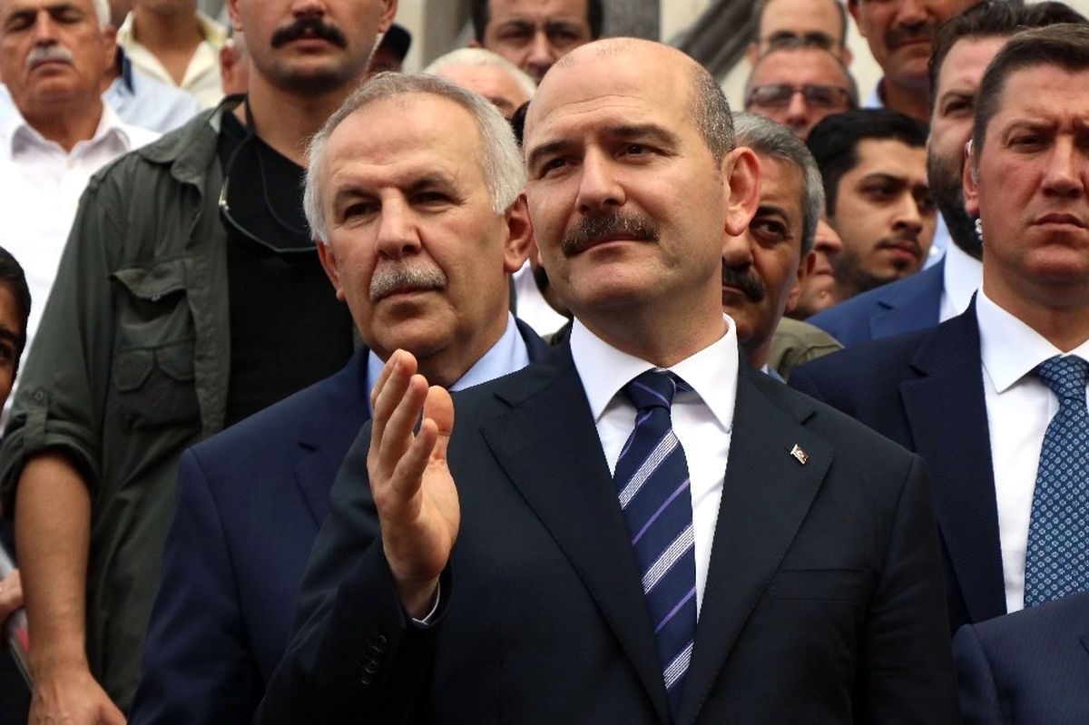 Bakan Soylu\'dan Cami Çıkışı Çocuklara Harçlık