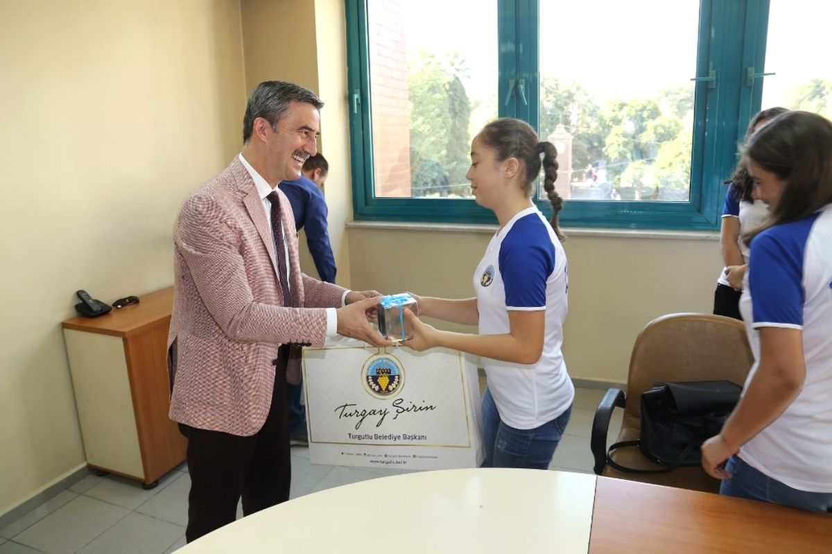 Başkan Şirin Başarılı Hentbolcuları Uğurladı