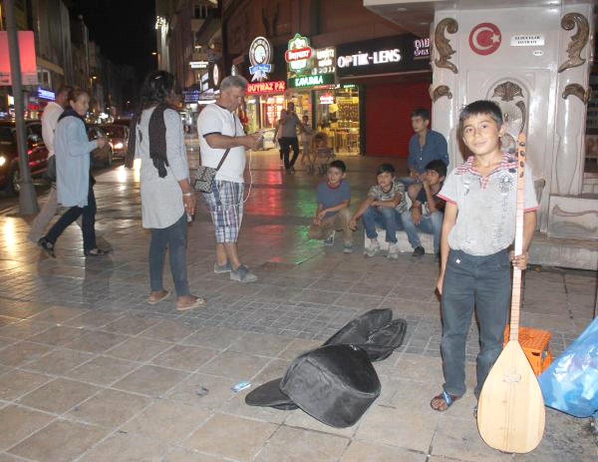 Boyu Kadar Bağlamayla Sokak Sanatçılığı Yapıyor