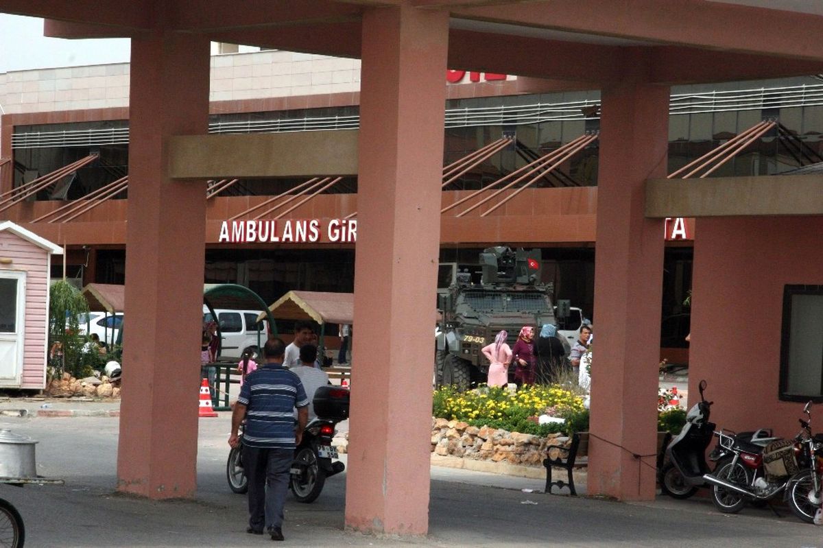 Duruşma Salonu Önünde Ateş Açan Polis 1 Kişiyi Öldürdü, 5 Kişiyi İse Yaraladı