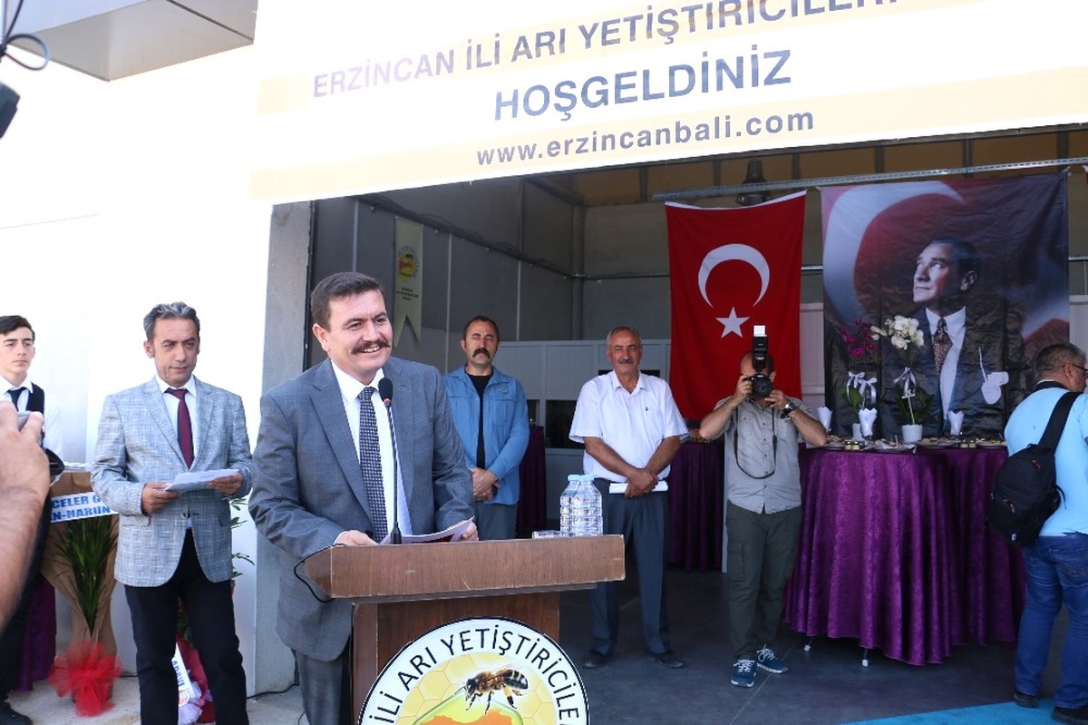 Erzincan\'da Balmumu ve Arı Keki Tesisi Törenle Açıldı