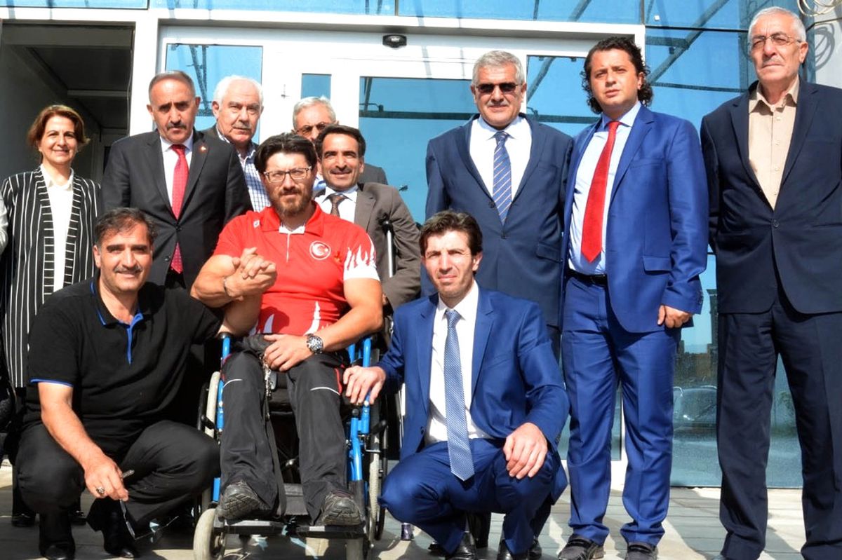 Erzurum Kent Konseyi Başkanı Tanfer\'den Bedensel Engelli Milli Sporcuya Vefa