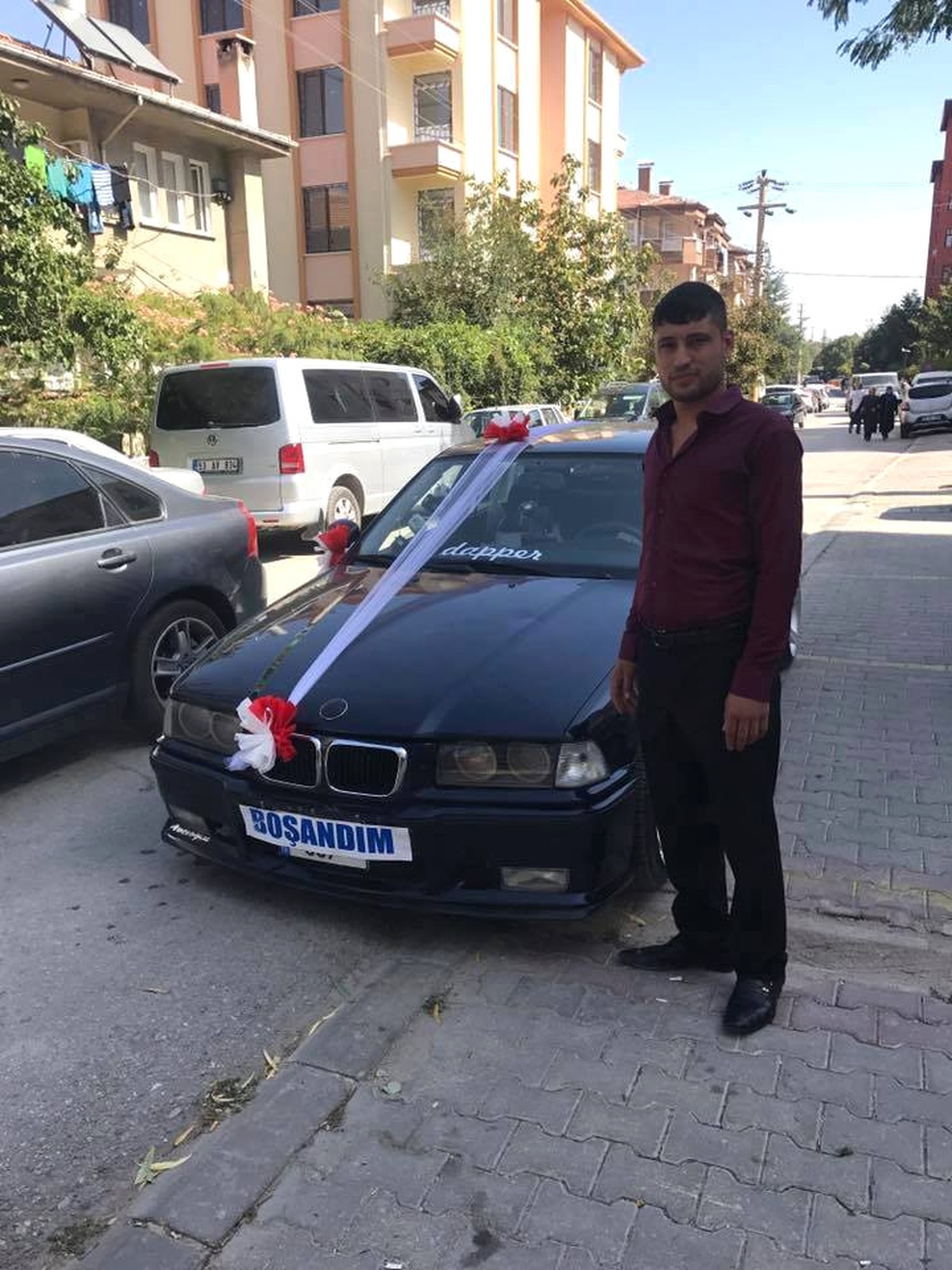 Eşinden Boşanan Adam Aracına Yazdırdığı Yazılarla Sevincini Duyurdu