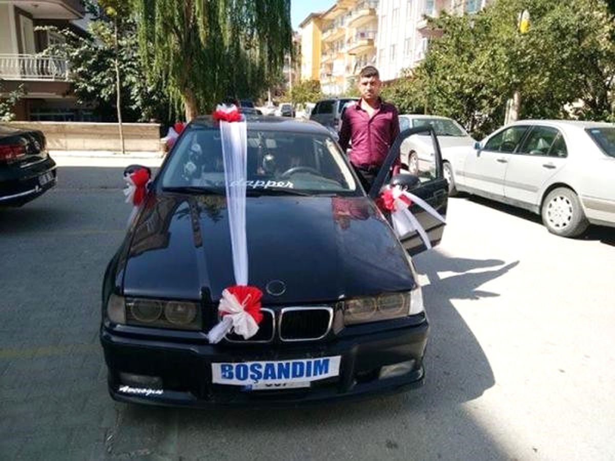 Eşinden Boşandı, Plakasına \'Kurtuldum\' Yazdırıp Tur Attı