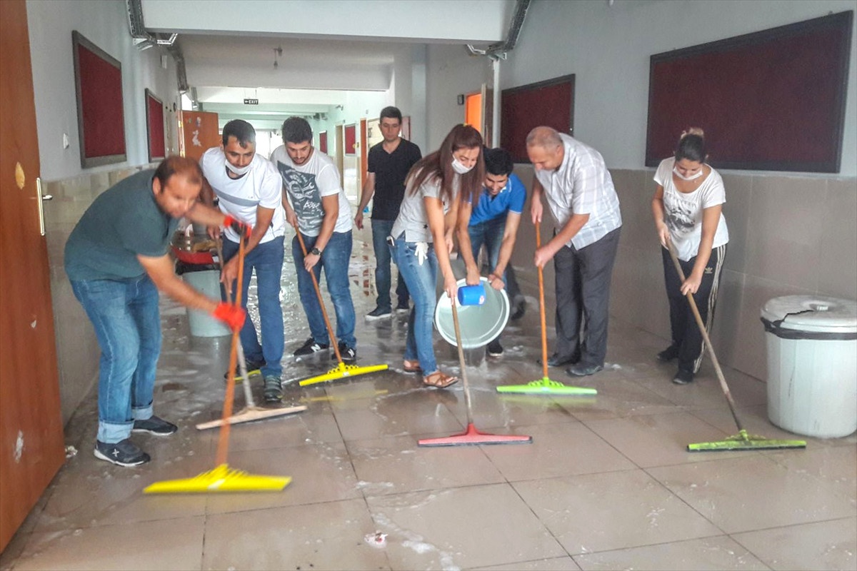 Fedakar Öğretmenler Öğrencileri İçin Kolları Sıvadı