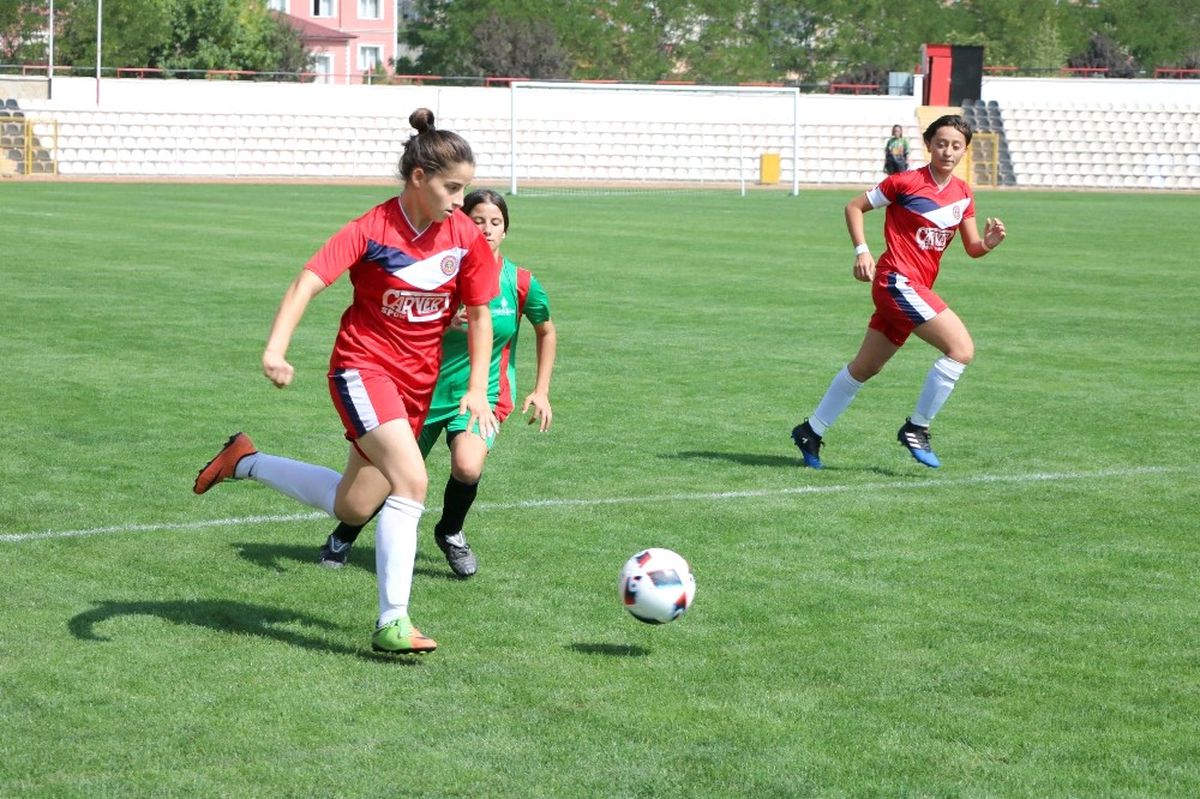 Futbolda Genç Kızlar Kocaeli Temsilcisi Tur Atladı