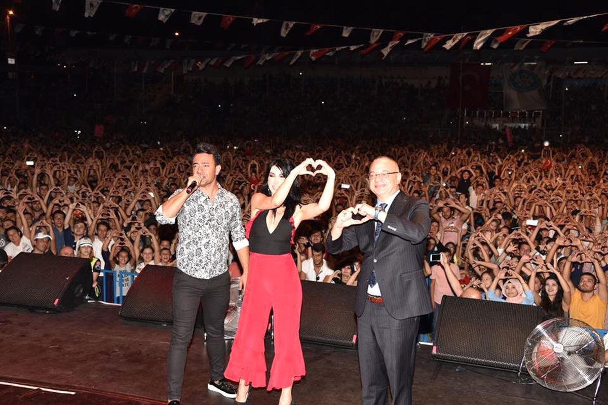 Hande Yener\'den Muhteşem Performans