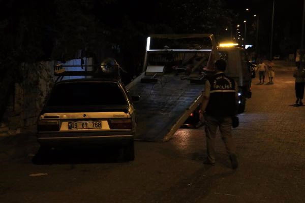İki Aile Arasındaki Kavga: 1\'i Polis, 2 Yaralı