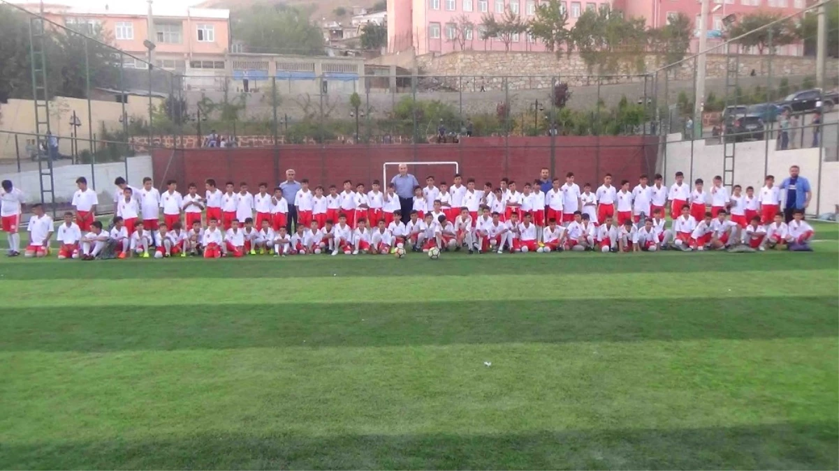 Kulp\'ta 100 Çocuğa Spor Kıyafeti Dağıtıldı