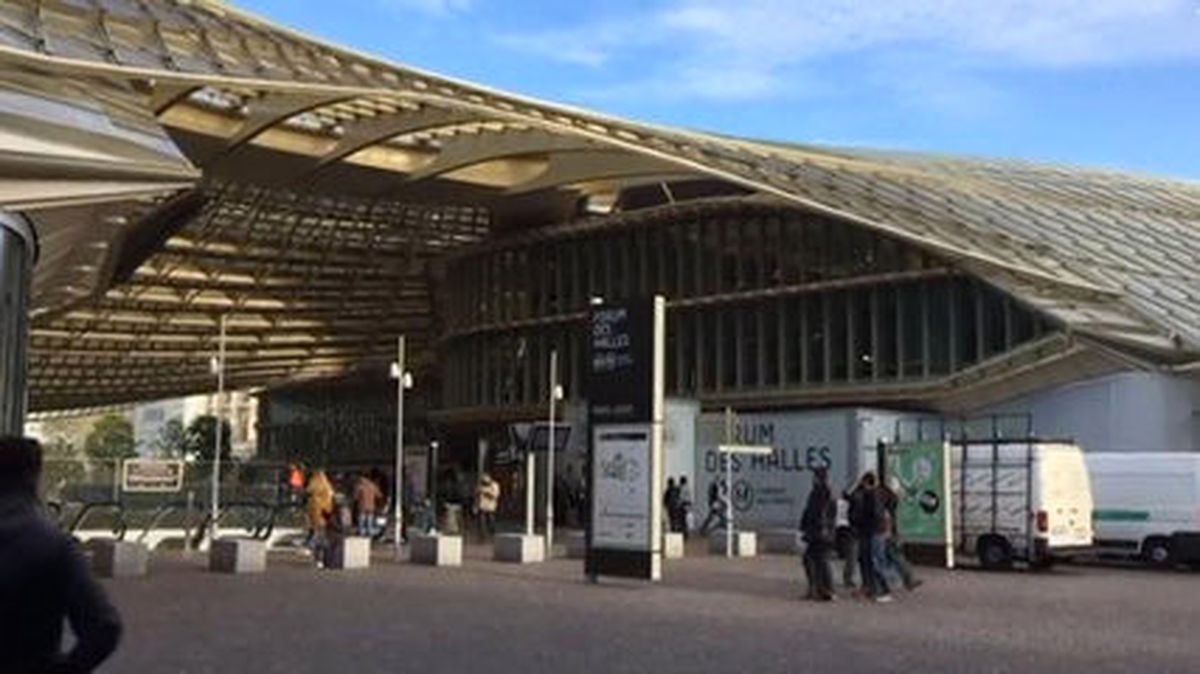Paris\'te Askere Bıçaklı Saldırı
