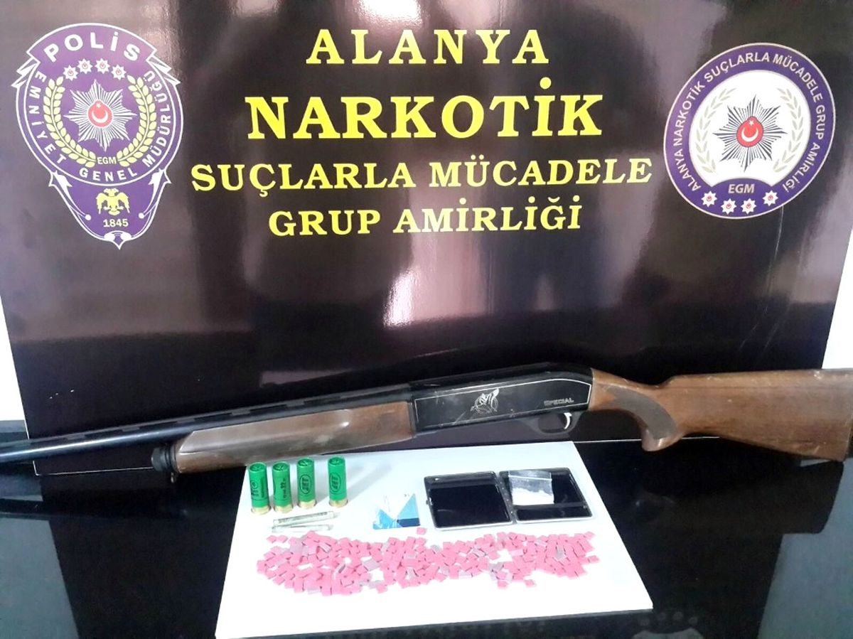 Pompalı Tüfekli Şüphelinin Üzerinden 219 Adet Uyuşturucu Hap Çıktı