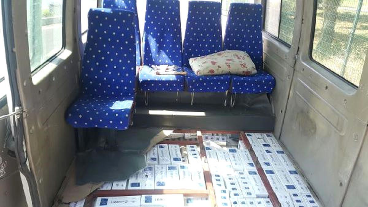 Samsun\'da Minibüs Zulasından 4 Bin Paket Kaçak Sigara Çıktı