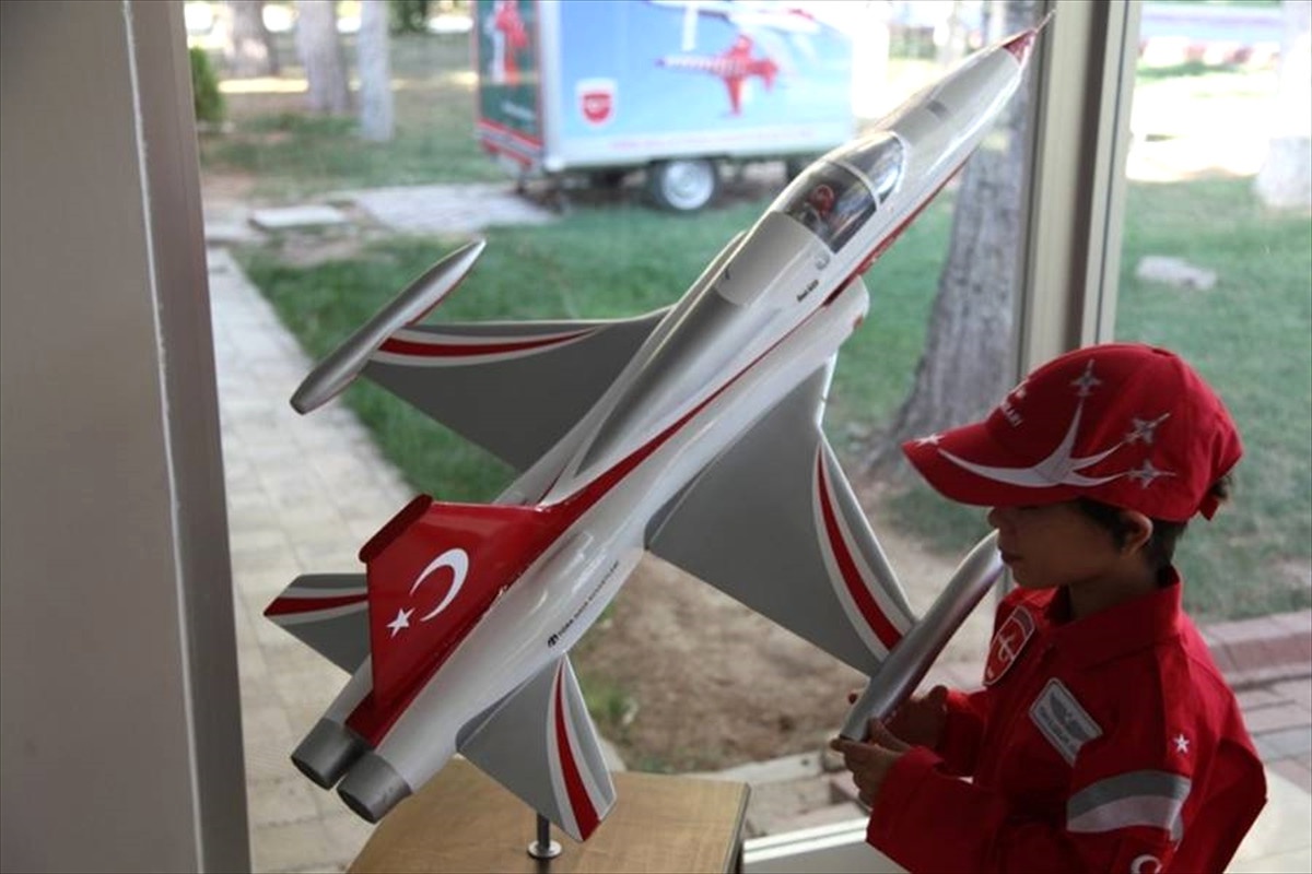 Şehit Kızı Sahra Türk Yıldızları ile Tanıştı