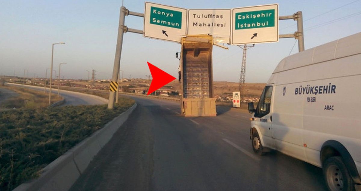 Şoförün Açık Unuttuğu Damper, Yön Tabelasına Çarpınca Kamyon Şaha Kalktı