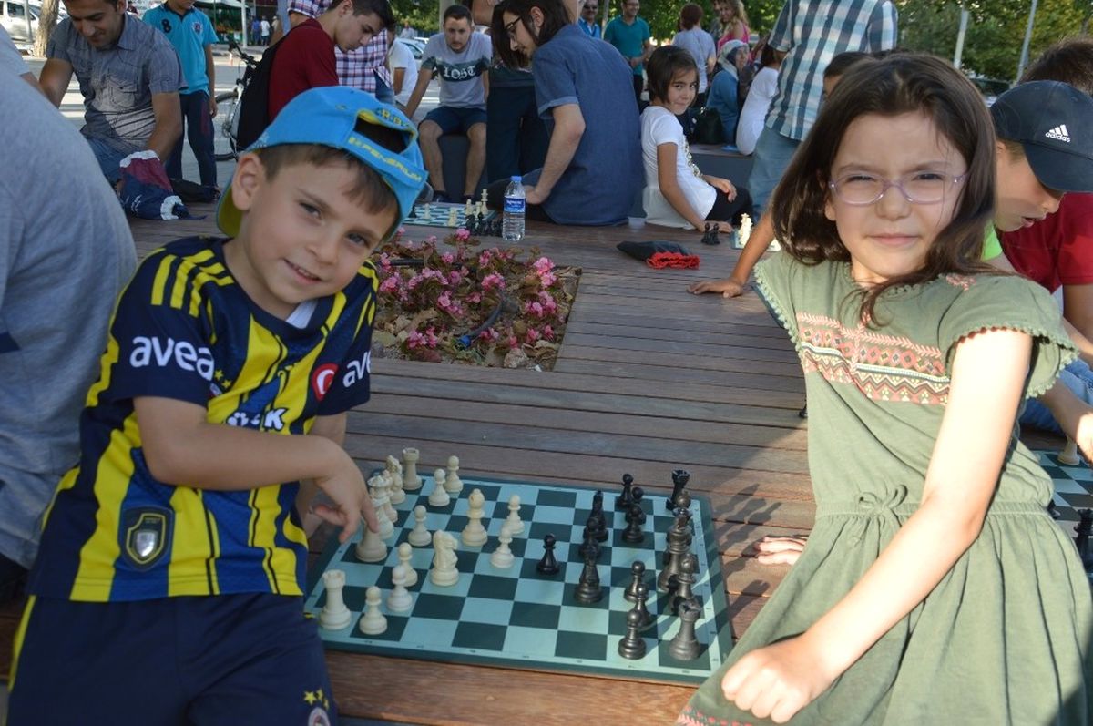 Sokakta Satranç Var