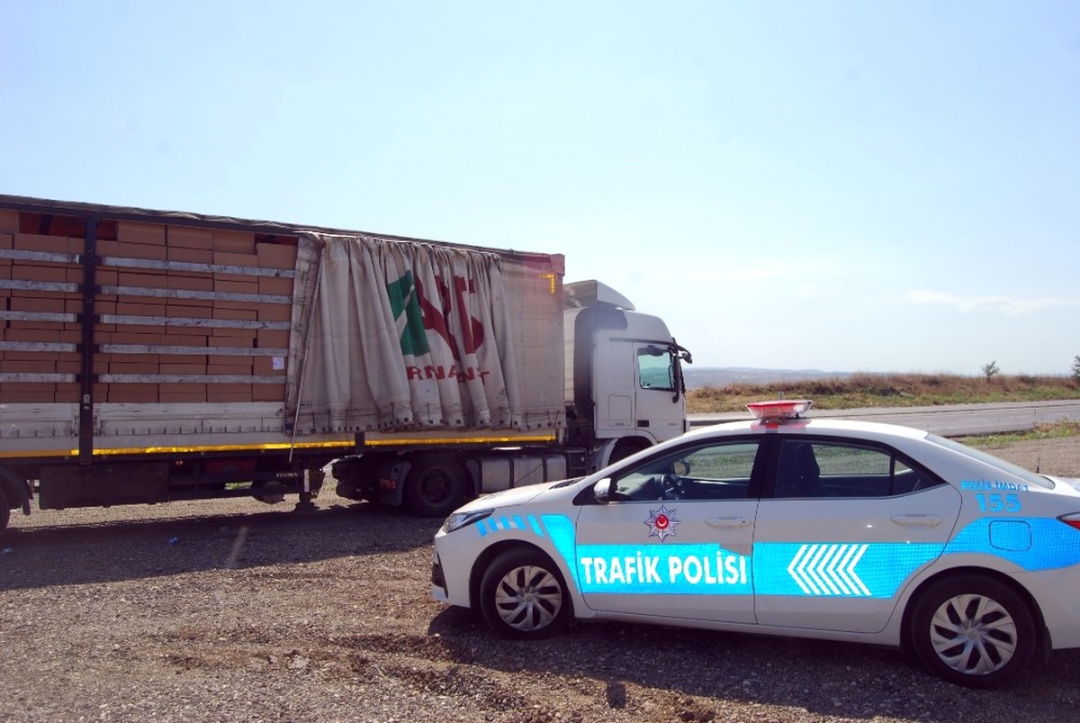 Tır Şoförü Aracın Dorsesinde Saklanan Kaçak Göçmenleri Yakalattı