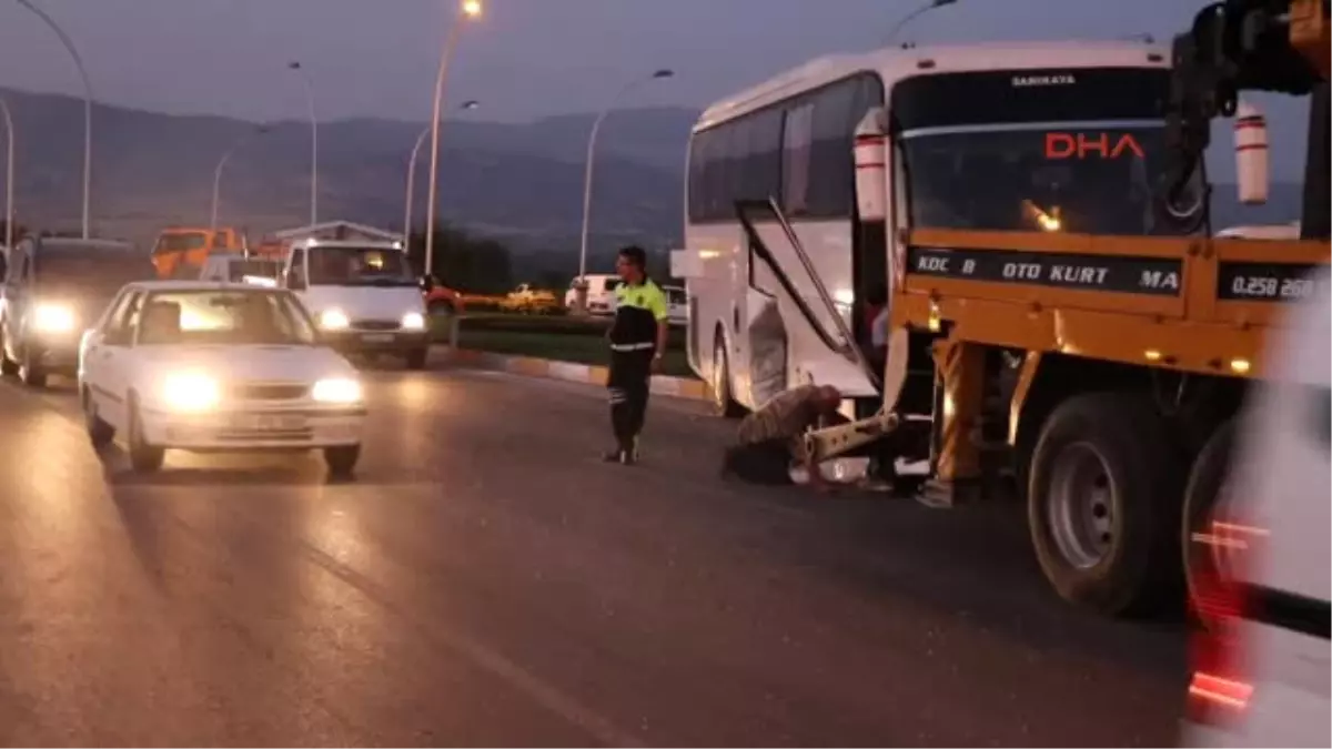 Traktörle Tur Otobüsü Çarpıştı: 2 Yaralı