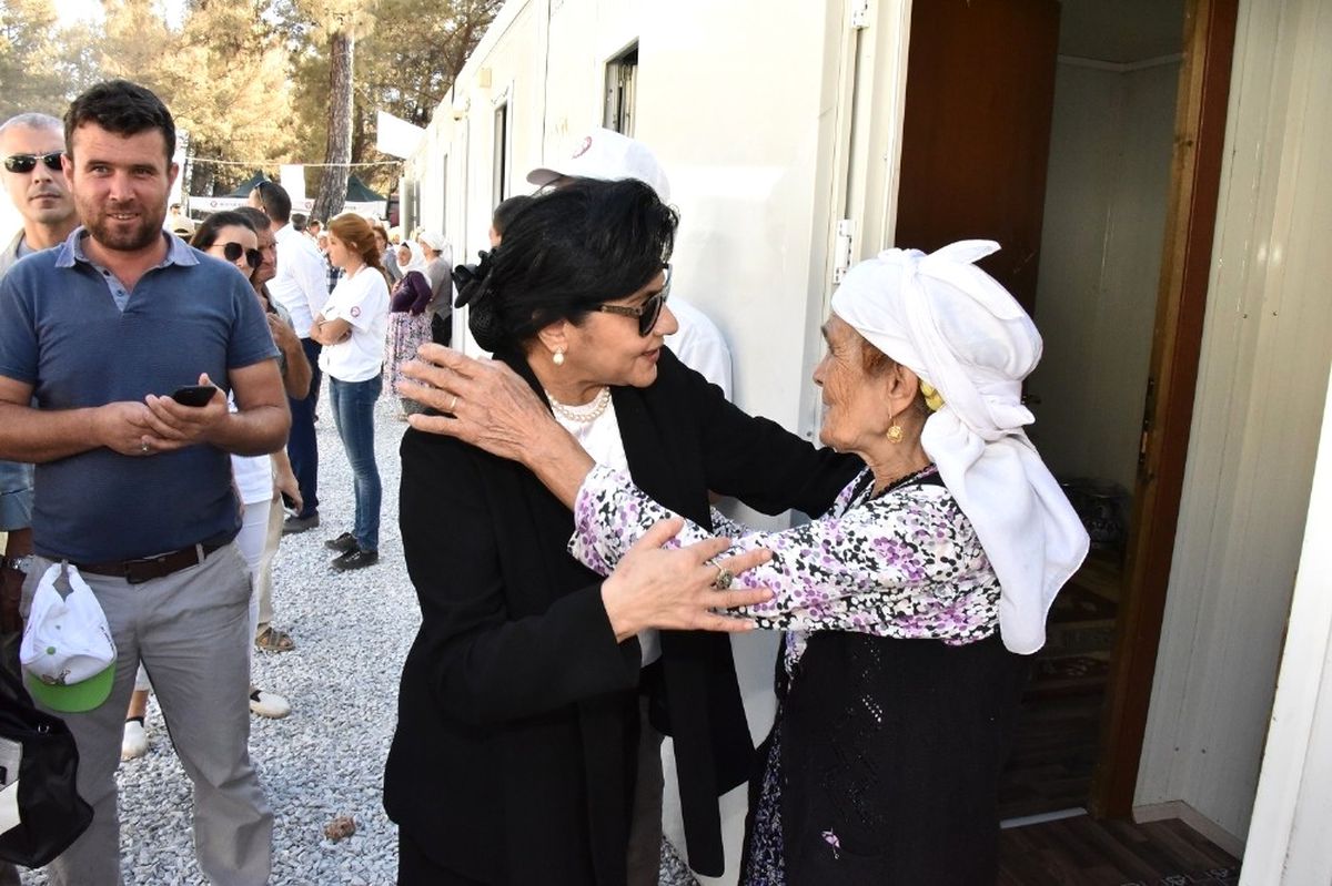 Vali Civelek, Zeytinköy\'deki Yangınzedeleri Yalnız Bırakmıyor