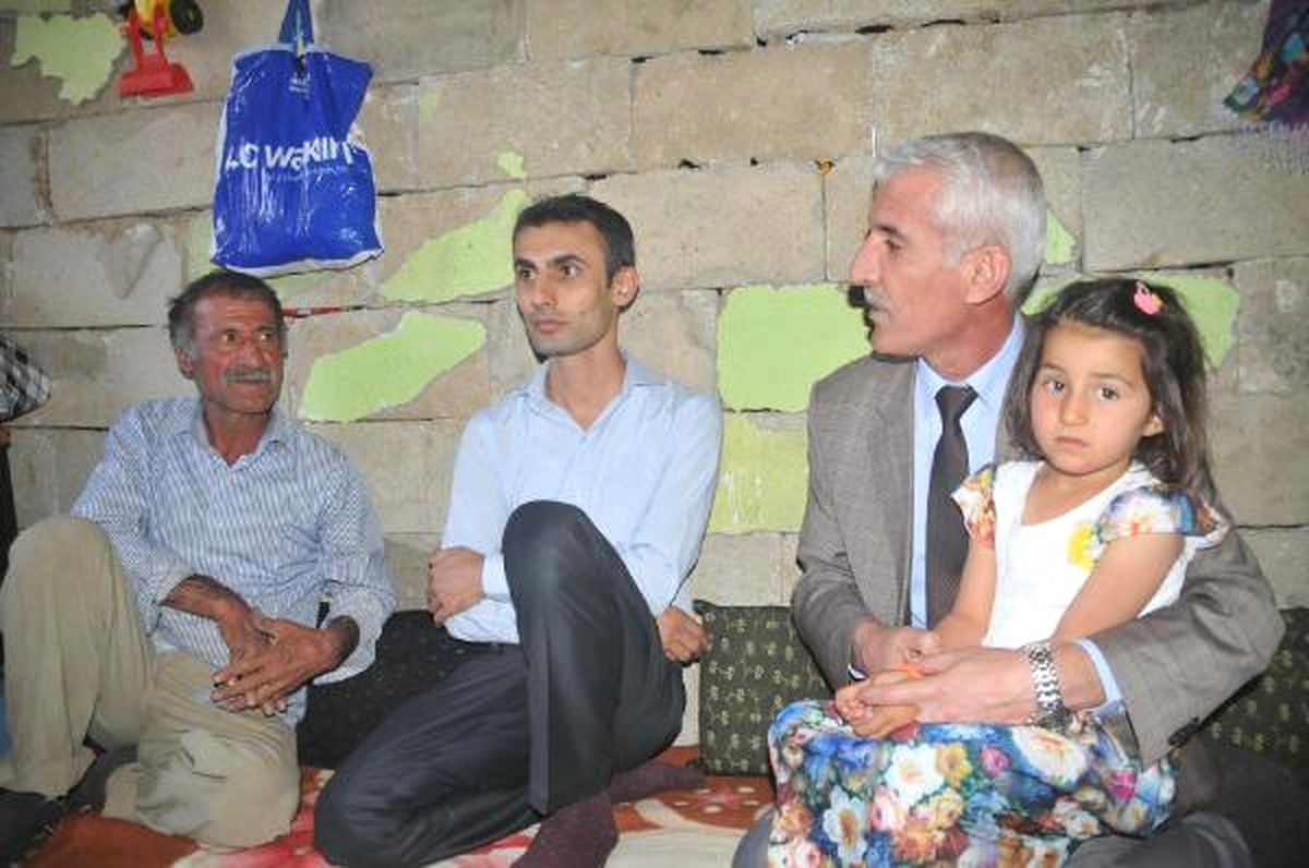 Yüksekova\'da Barakada Yaşayan Aileye Destek Sözü