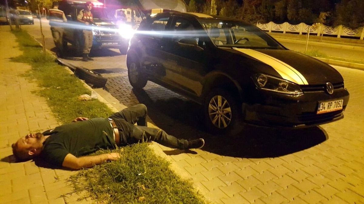Alkollü Kişiler Patlayan Lastiği Değiştirirken Yolda Sızıp Kaldı