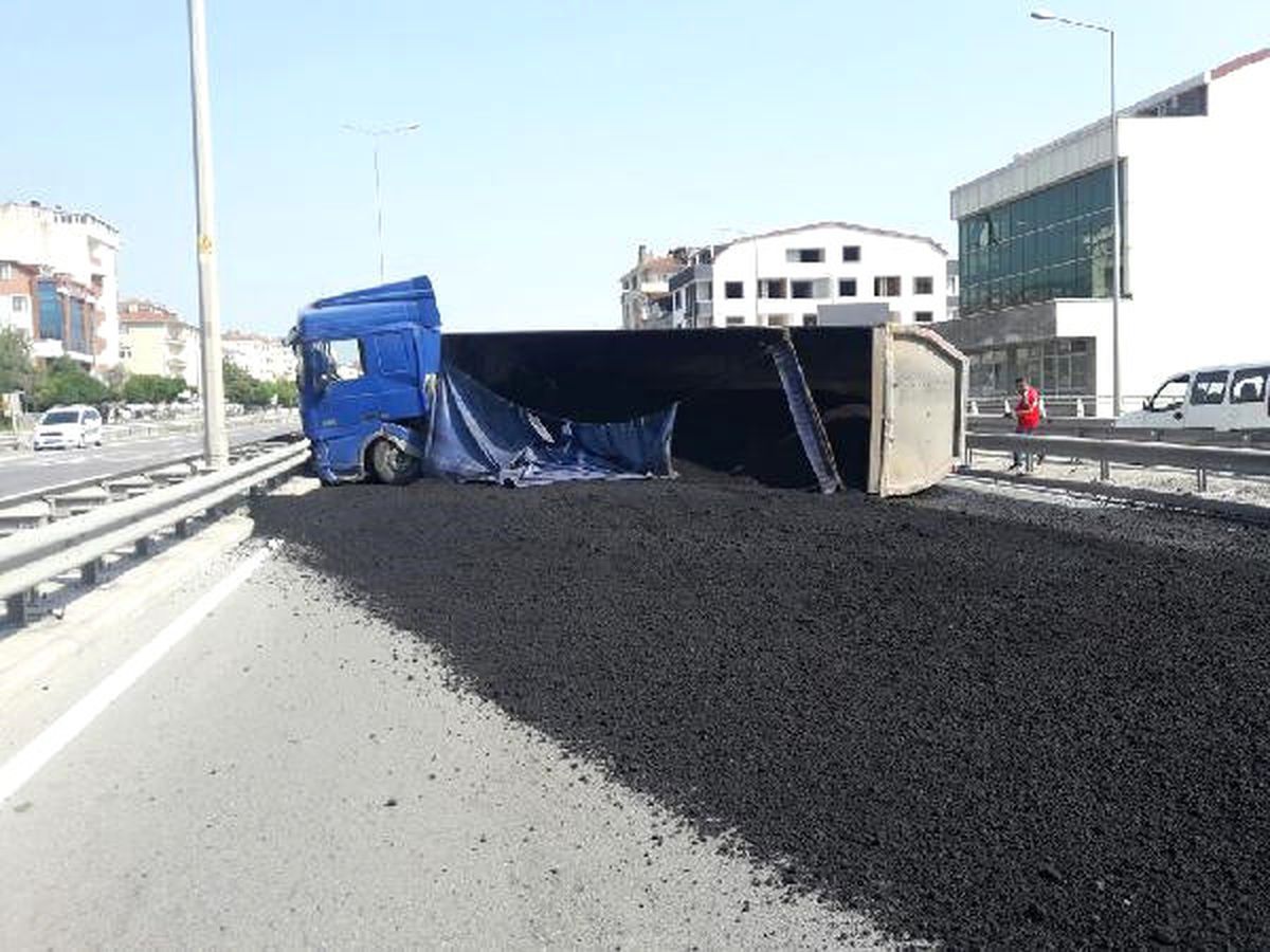 Asfalt Yüklü Kamyon Devrildi: 1 Yaralı