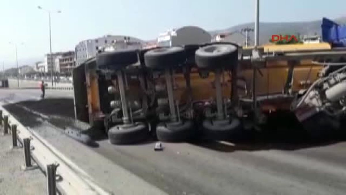 Asfalt Yüklü Kamyon Devrildi: 1 Yaralı