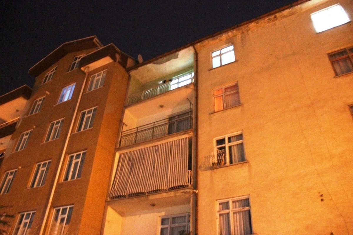 Balkondan Düşen 3 Yaşındaki Çocuk Hayatını Kaybetti