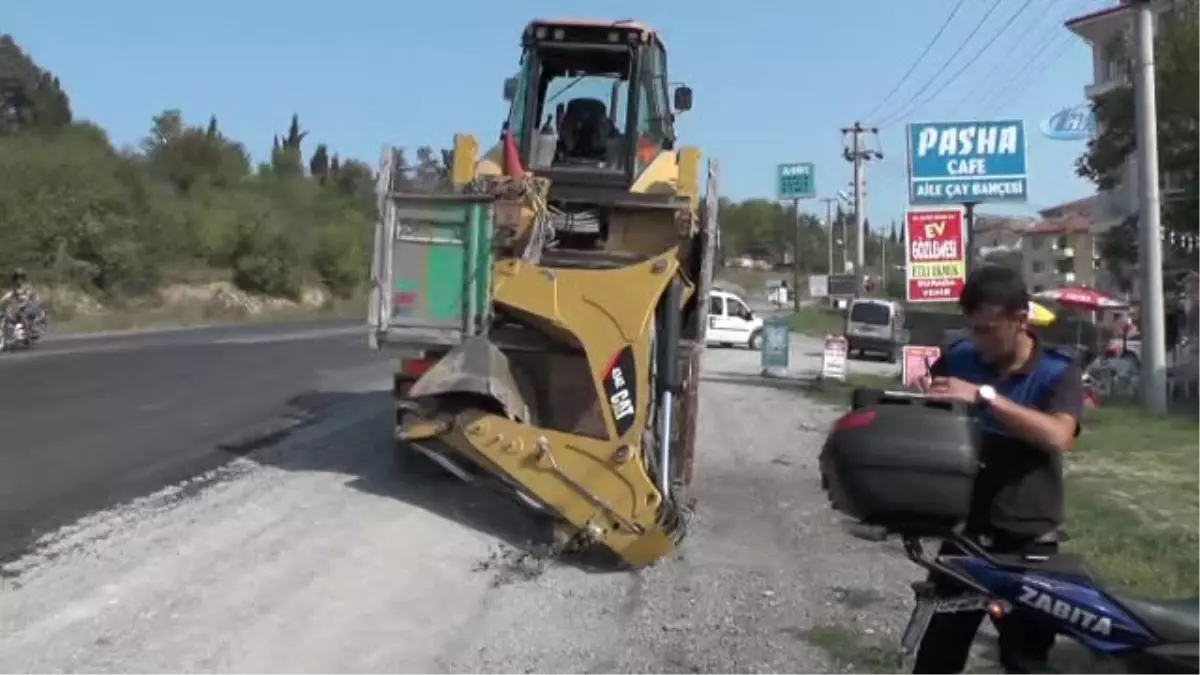 Bartın\'da Kamyon Kasasındaki İş Makinesi Üst Geçide Çarptı