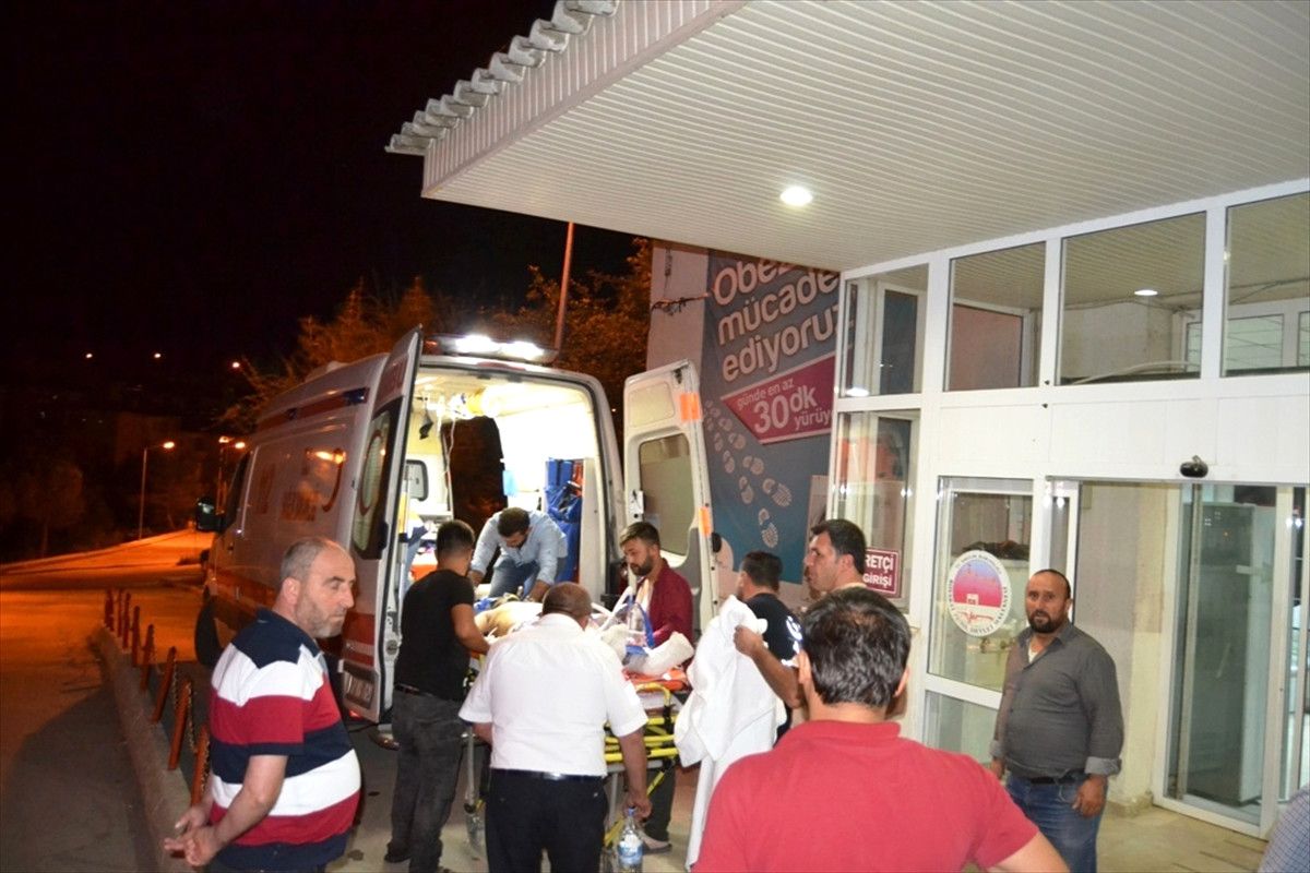 Boyabat\'ta Yamaçtan Yuvarlanan 2 Kişi Yaralandı