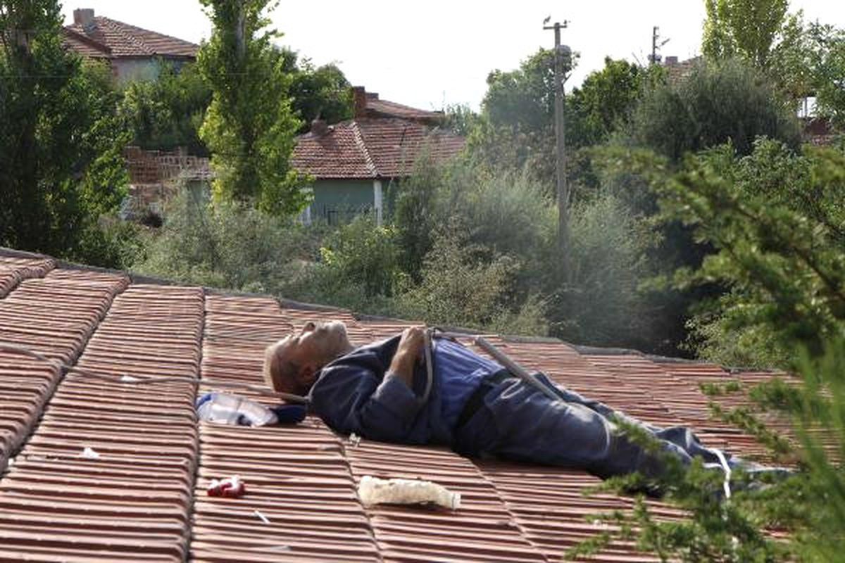 Çatıdaki Elektrik Arızasını Gidermek İsterken Canından Oldu