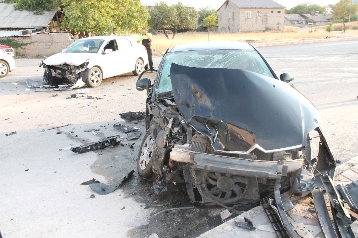 Elazığ\'da 2 Ayrı Trafik Kazası: 4 Yaralı