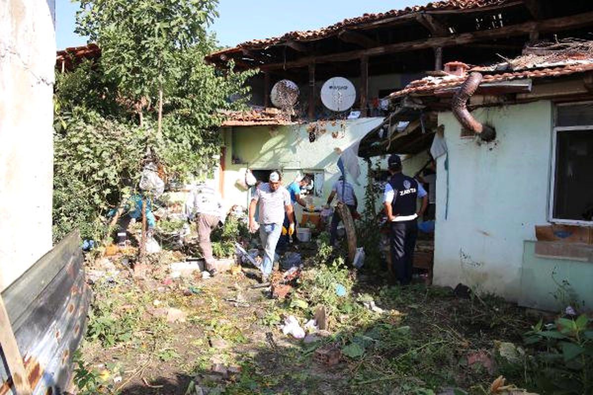 Evden 14 Kamyon Çöp Çıktı