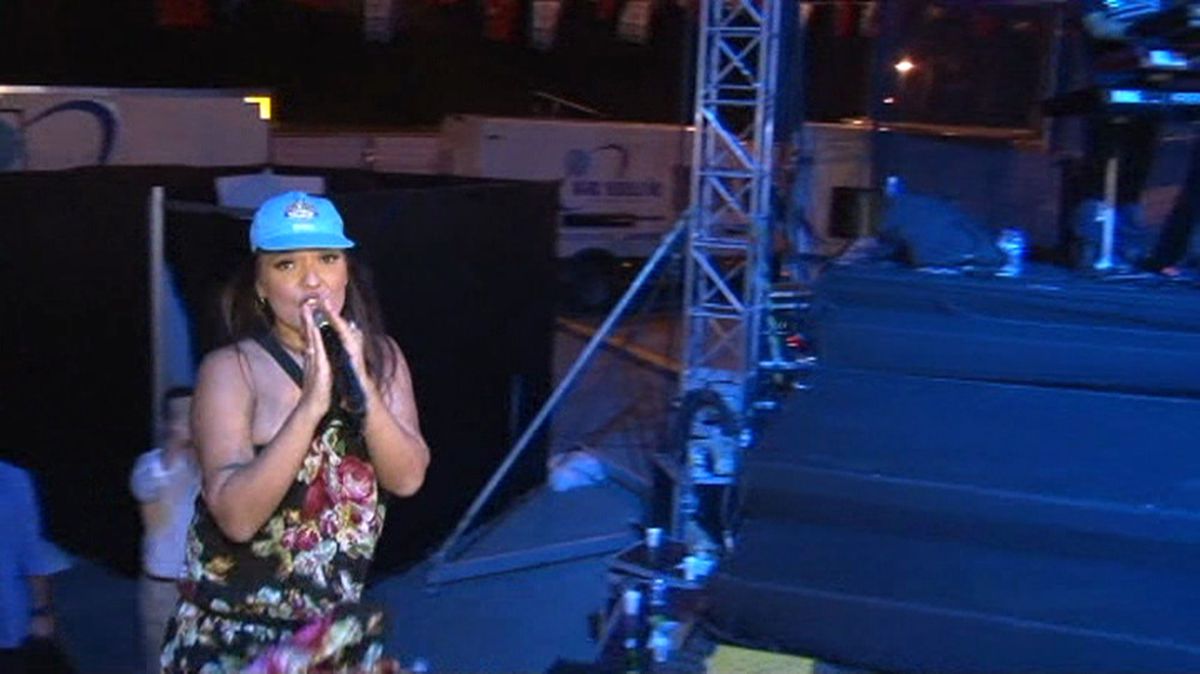 Festivalde Demet Akalın Rüzgarı