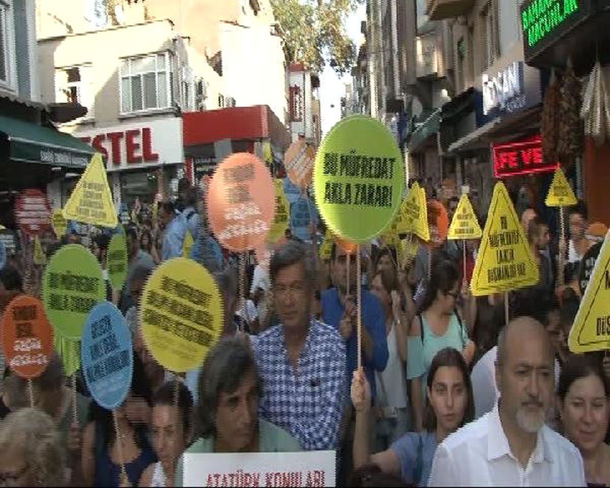 Kadıköy\'de \'Bilim Dışı Müfredatı Durduralım\' Eylemi