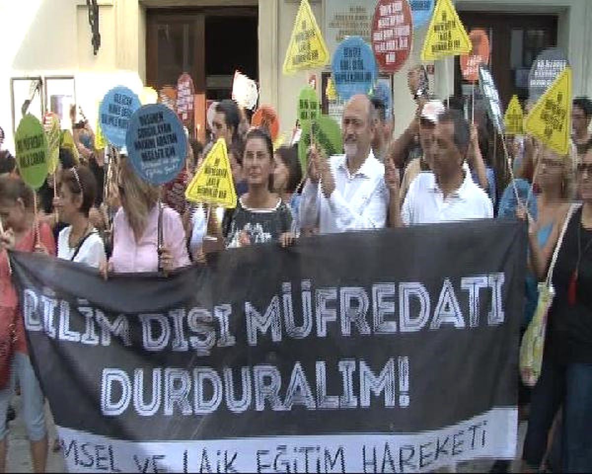 Kadıköy\'de \'Bilim Dışı Müfredatı Durduralım\' Eylemi