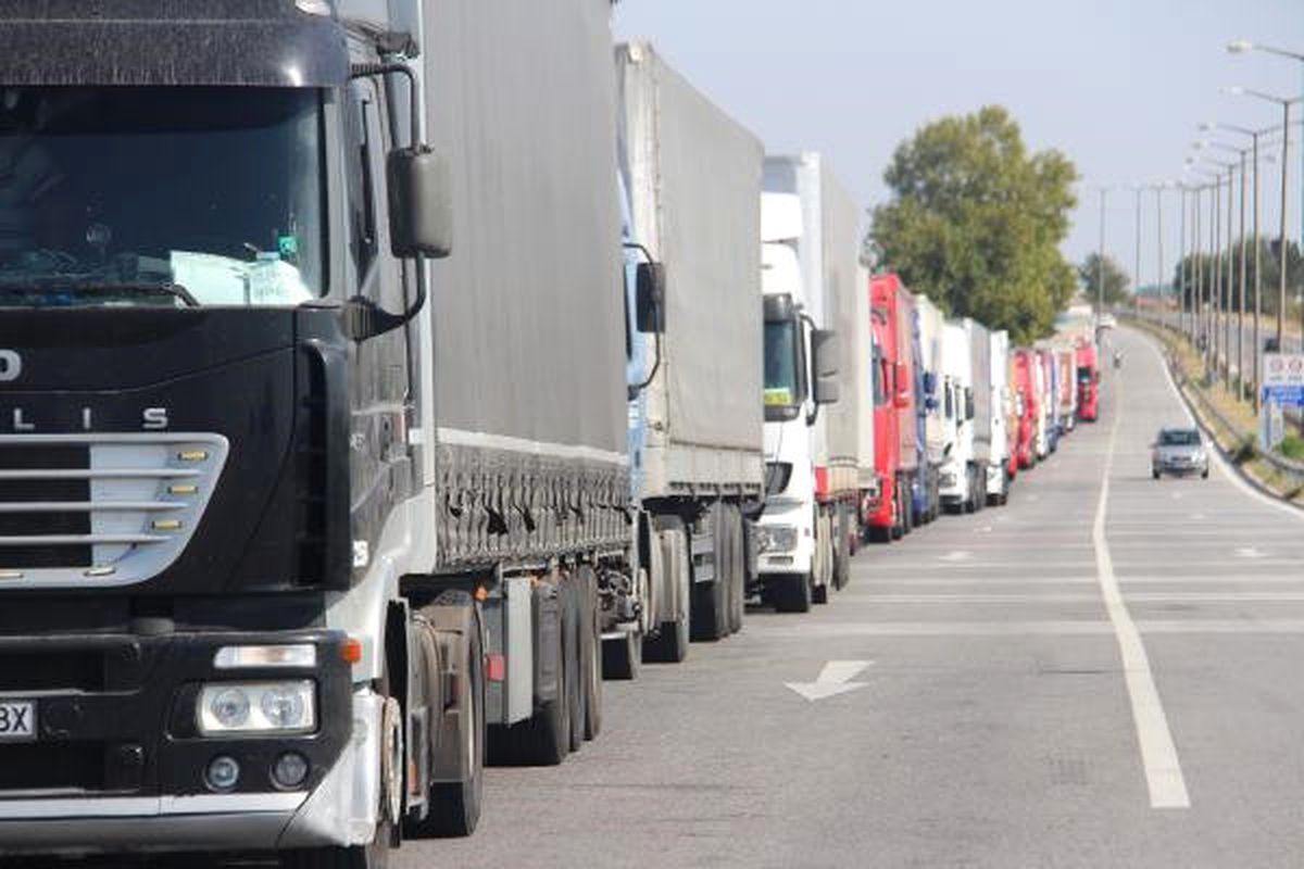 Kapıkule\'de 18 Kilometre Tır Kuyruğu