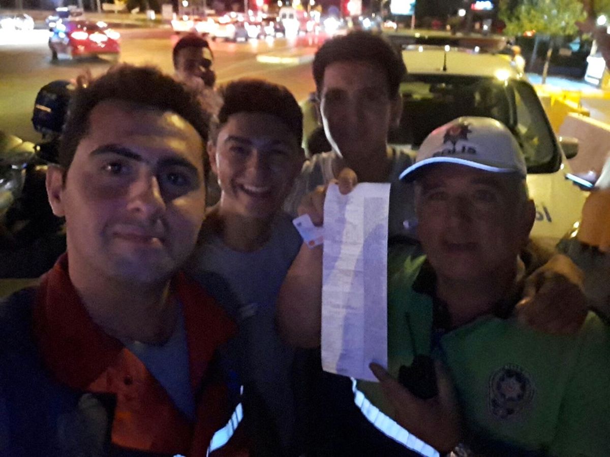 Kendisine Ceza Yazan Trafik Polisiyle Selfie Çektirdi