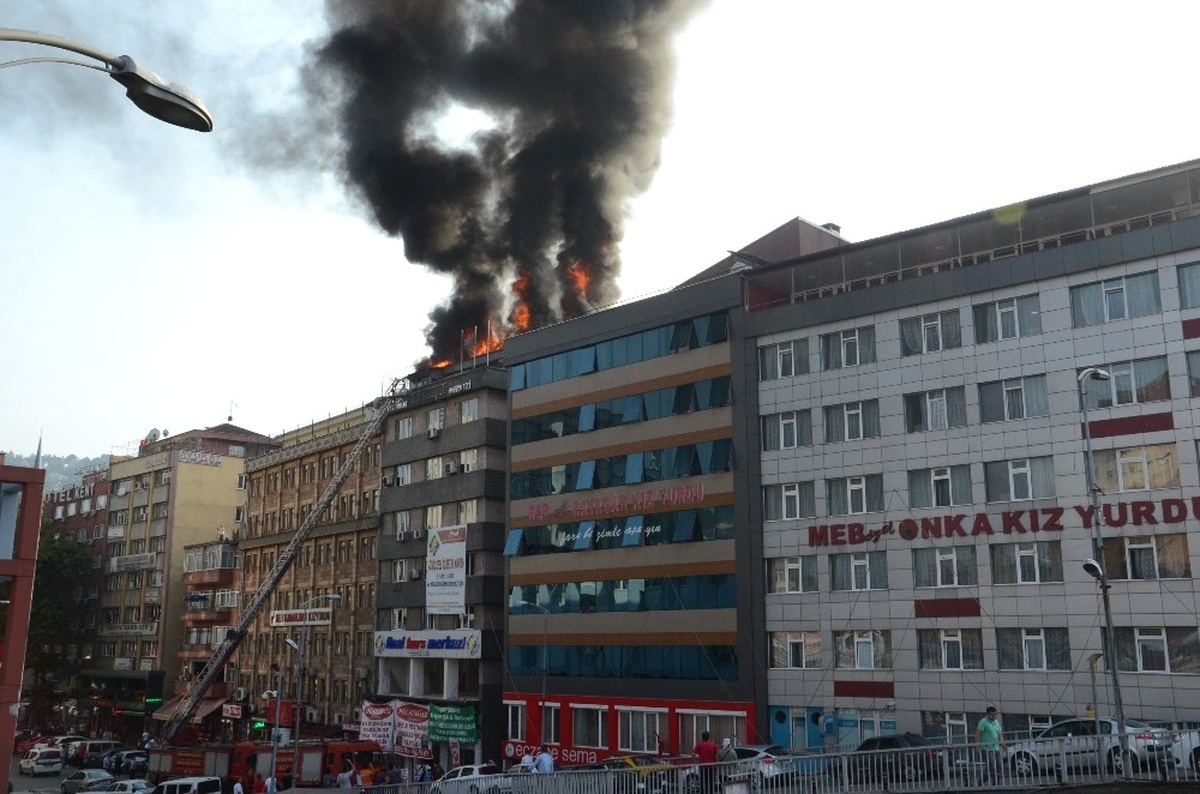 Kız Yurdunun Yanında Çıkan Yangın Paniğe Yol Açtı