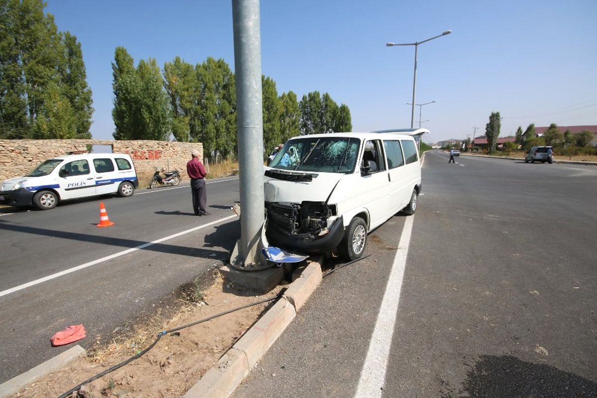 Konya\'da Düğün Yolunda Kaza: 5 Yaralı