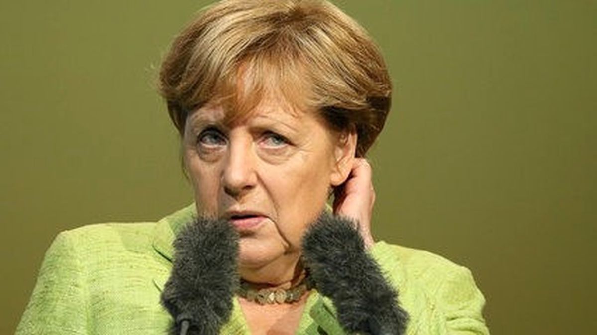 Merkel\'e Seçim Mitinginde Protesto