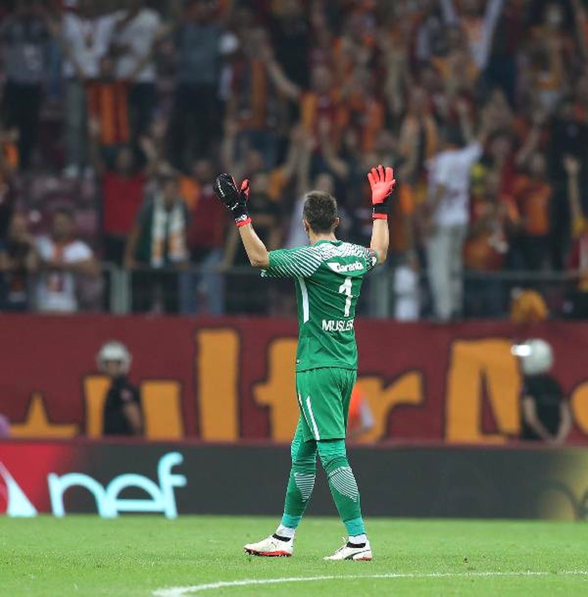 Muslera Maç Sonu 3\'lü Çektirdi