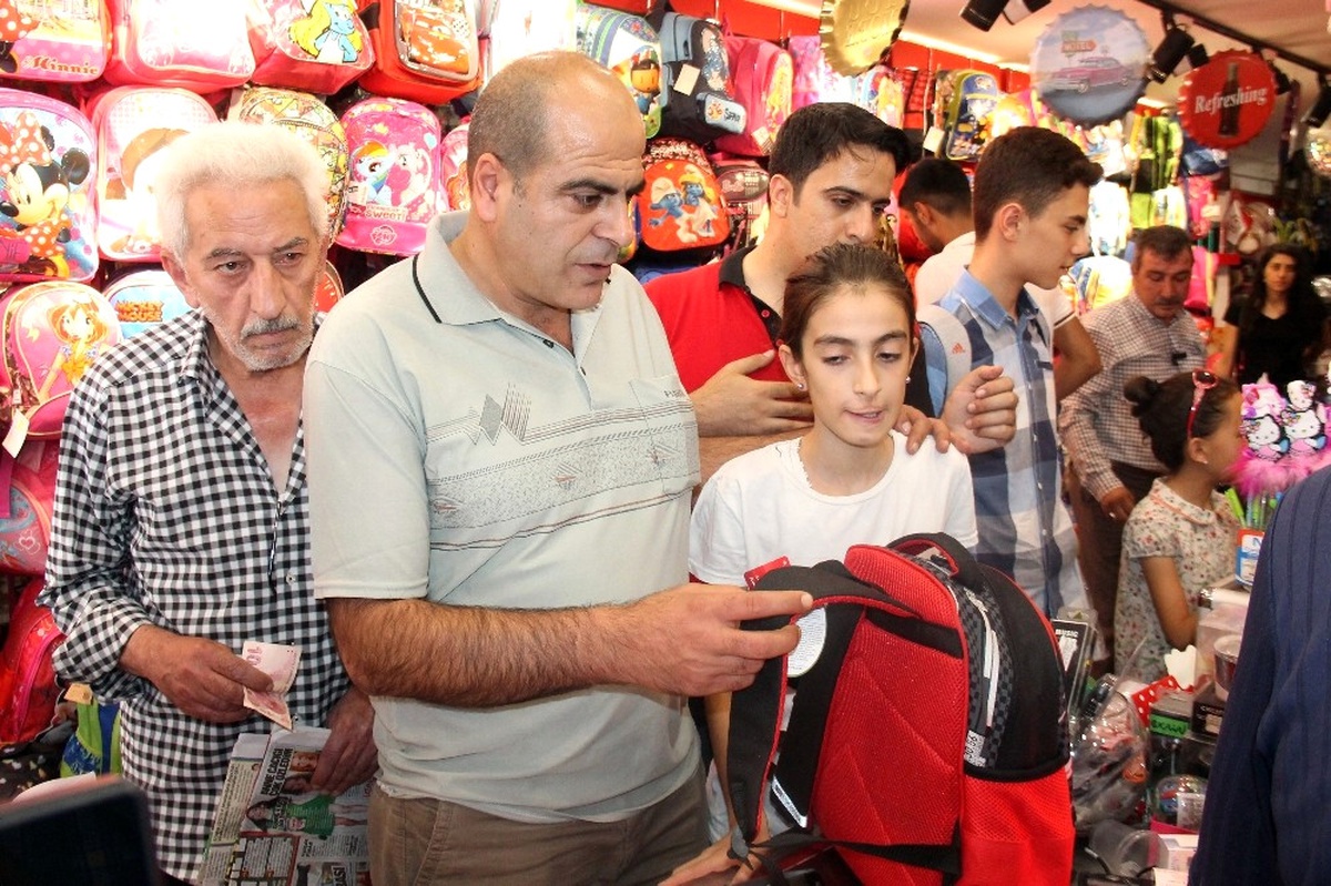 Okul Alışverişinde Vatandaşlar Sıraya Girdi, Esnafın Yüzünü Güldü