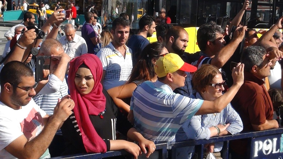 \'Emniyet Mehter Takımı\' Taksim Meydanı\'nda Konser Verdi