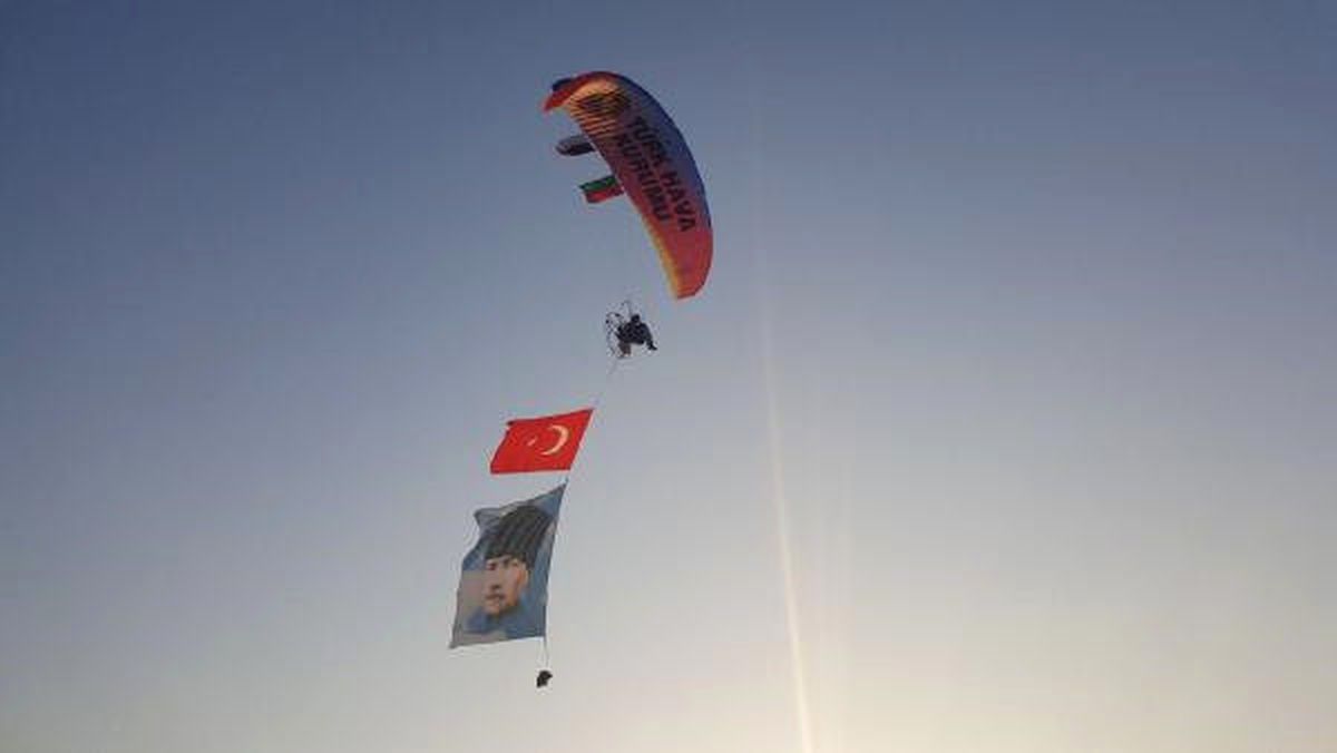 Paramotor ile Stadyumda Şov Yaptı