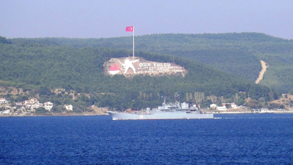 Rus Savaş Gemisi Çanakkale Boğazı\'ndan Geçti